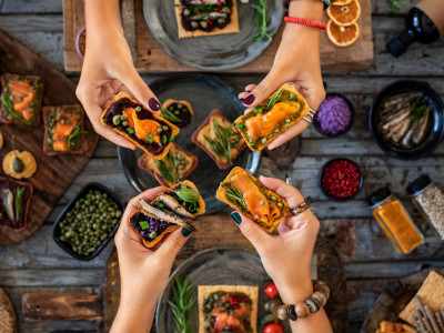 Op culinaire wereldreis in Vlaanderen: 5 Foodhallen die je wereldse smaken laten proeven!